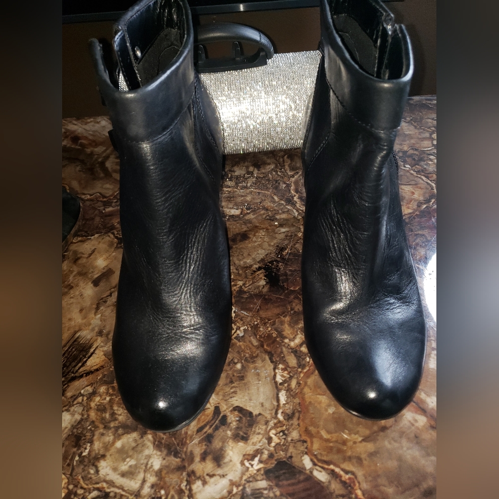 Barely worn ankle boots no scratches. Very stylish with any outfit .